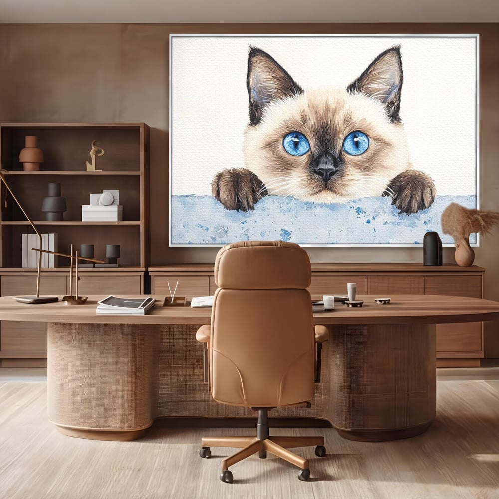 Tablou canvas cu tablou canvas cu pisica siameza si ochi albastrii, in rama de aluminiu argintiu, pe perete intr-un birou